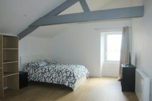 un dormitorio con una cama y una ventana en Escapade en bord de Dordogne, en Bourg-sur-Gironde