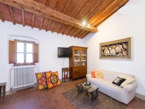 un soggiorno con un divano e una TV di Casa Villamagna a Bagno a Ripoli