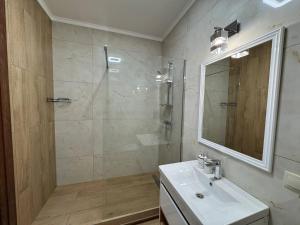 O baie la Apartment - Dzhordzha Vashynhtona +81 fotografii