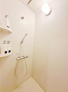 Kamar mandi di 全新包棟民宿 近玉出車站 玉寓 拾光