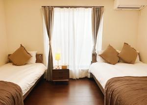 Tempat tidur dalam kamar di 全新包棟民宿 近玉出車站 玉寓 拾光