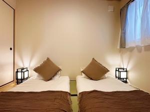 Tempat tidur dalam kamar di 全新包棟民宿 近玉出車站 玉寓 拾光
