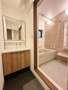 Kamar mandi di 全新包棟民宿 近玉出車站 玉寓 拾光 +17 foto
