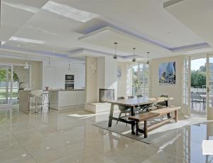 ein Wohnzimmer mit Tisch und Küche in der Unterkunft Domaine Magnolia in Les Abrets en Dauphine