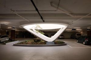 ウィーンにあるA by Adina Vienna Danubeの駐車場の大白彫刻