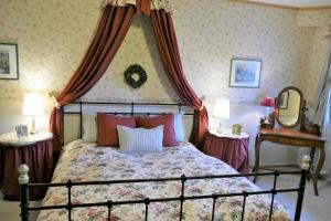 a bedroom with a bed with a canopy at Das Bärenhaus in Bergen