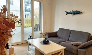 a living room with a couch and a table at Baabe Villen-Ensemble FeWo 41 Muschelsucher in Baabe