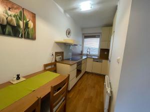Η κουζίνα ή μικρή κουζίνα στο 3-Bedroom with City Views and Free Parking