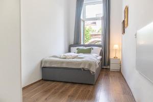 Giường trong phòng chung tại Amazing 1BR Apt, next to AKH Building for Everyone