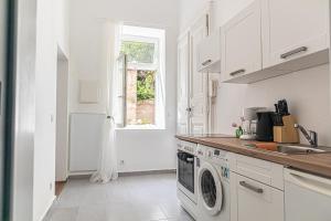 Nhà bếp/bếp nhỏ tại Amazing 1BR Apt, next to AKH Building for Everyone