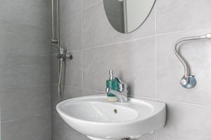 Phòng tắm tại Amazing 1BR Apt, next to AKH Building for Everyone