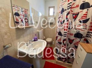A bathroom at La vecchia Badessa a due passi dal mare