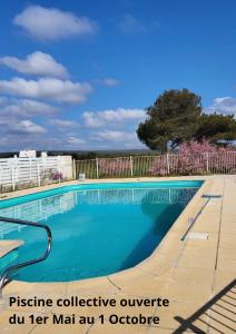 フルーリーにあるLa maison de la merの- 青い水のリゾートのスイミングプール