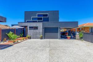 a modern house with a driveway at Cosy Hideaway Studio - Close to Everything in Buddina