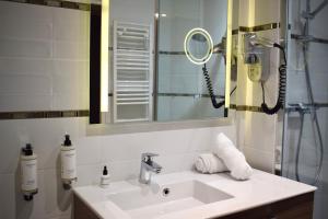 Le Trophée Boutique Hôtel Spa- La Loggia Appart'hôtel的一间浴室
