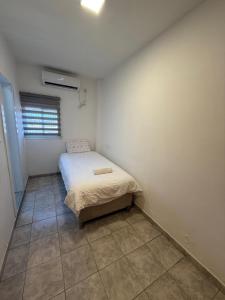 エイラットにあるBella Vista Houseの小さなベッドルーム1室(角にベッド1台付)