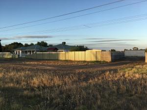 uma cerca no lado de uma estrada de terra batida em Spirit of Tasmania Stopover 3 secure DIDO sites SC Motor Homes RVs ONLY! BYO Toilet and bed! Private Hobby Horse Farm Rooms extra em Lara