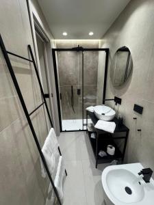 ナポリにあるCris Apartmentsのトイレ、洗面台、シャワー付きのバスルーム