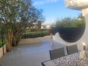 Balkón alebo terasa v ubytovaní Spacieux rez de jardin vue sur port de plaisance