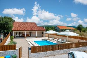 una villa con piscina y una casa en Villa Kole, en Radonić