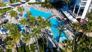 Bazén v ubytování Leonardo Plaza Cypria Maris Beach Hotel & Spa nebo v jeho okolí