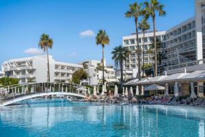 Bazén v ubytování Leonardo Plaza Cypria Maris Beach Hotel & Spa nebo v jeho okolí
