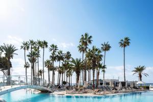 Bazén v ubytování Leonardo Plaza Cypria Maris Beach Hotel & Spa nebo v jeho okolí