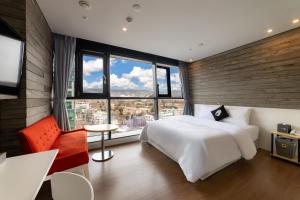 Postel nebo postele na pokoji v ubytování Hotel The Designers Seoul Station