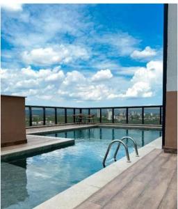 una piscina en la parte superior de un edificio en Flat em Palmas Vivence Suítes, en Palmas