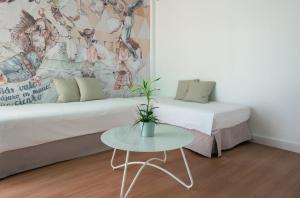 Ein Sitzbereich in der Unterkunft Nura Houses Magaluf Beach - Superior Apt