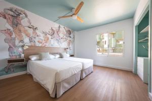 Ein Bett oder Betten in einem Zimmer der Unterkunft Nura Houses Magaluf Beach - Superior Apt
