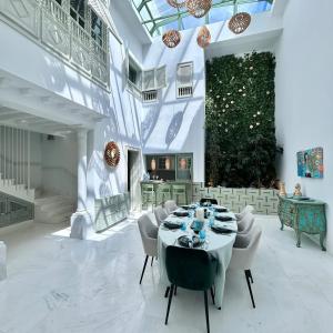 a dining room with a table and chairs at Villa Verde Sidi Bou Said in Sidi Bou Saïd
