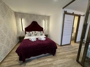 a bedroom with a bed with two towels on it at ATENEO CUENCA Suites con cocina en el casco histórico in Cuenca