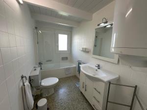 A bathroom at Impresionantes vistas del mar en Roses, Canyelles AV-37