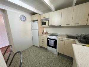A kitchen or kitchenette at Impresionantes vistas del mar en Roses, Canyelles AV-37