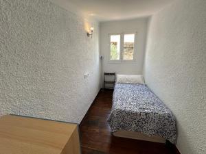 A bed or beds in a room at Impresionantes vistas del mar en Roses, Canyelles AV-37