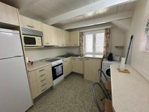A kitchen or kitchenette at Impresionantes vistas del mar en Roses, Canyelles AV-37
