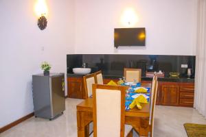 Un comedor con una mesa y un televisor. en Mountain View Villa Kurunegala, en Kurunegala