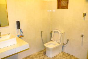Un baño con inodoro, lavabo y teléfono. en Mountain View Villa Kurunegala, en Kurunegala 12 fotos más