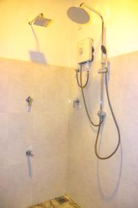 una ducha con cabezal de ducha en un baño en Mountain View Villa Kurunegala, en Kurunegala