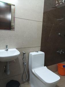 um banheiro com um vaso sanitário branco e uma pia em Heaven Meadows Homestay Vagamon em Vagamon