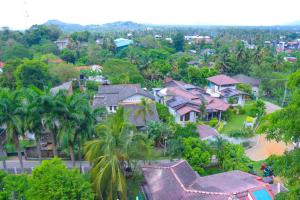 una vista aérea de una localidad con casas y árboles en Mountain View Villa Kurunegala, en Kurunegala