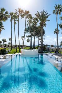 Bazén v ubytování Leonardo Plaza Cypria Maris Beach Hotel & Spa nebo v jeho okolí