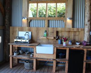 Galeriebild der Unterkunft The Edwardian Caravan 'Dora' in Lampeter