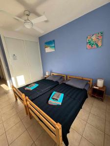 Postel nebo postele na pokoji v ubytování Crystal Beach Ti Trésor Appartement bord de mer + 47 fotografií