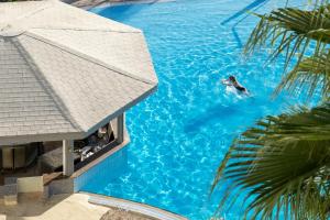 Bazén v ubytování Leonardo Laura Beach & Splash Resort nebo v jeho okolí