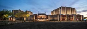 Un gran edificio se ilumina al anochecer. en Urban Comfort on Durham St, Walk Everywhere!, en Christchurch
