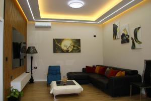 a living room with a couch and a table at Villa Jaupaj in Vlorë