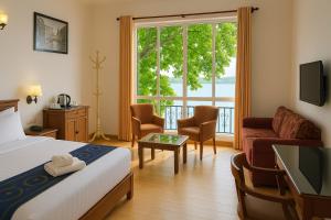 TV a/nebo společenská místnost v ubytování Centauria Lake Resort