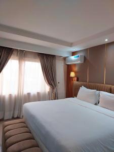 Łóżko lub łóżka w pokoju w obiekcie Golden Tulip Hotel Port Harcourt -GTPH